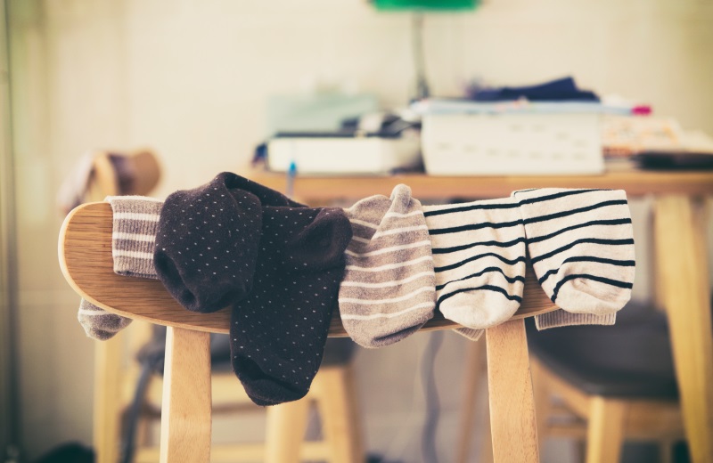 8 dicas para tirar borbotos das suas roupas