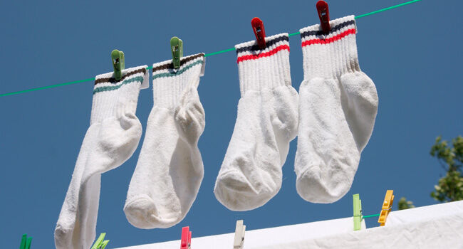 Como lavar e manter as meias brancas