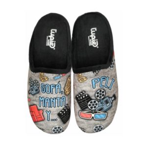 Chinelos_quarto_homem_Sofa_Manta_Cinema_frente